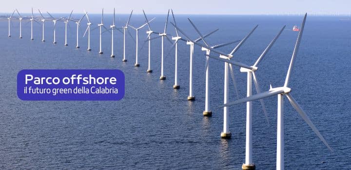 Pale eoliche offshore in Calabria con la scritta 'Parco offshore - futuro green'.